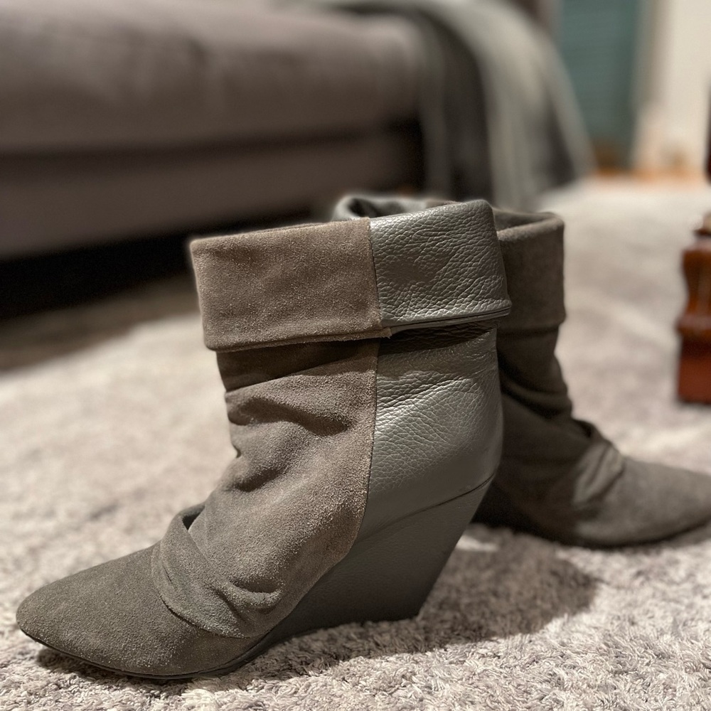 Boots in good condition. Made of leather & Suede.